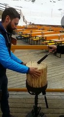 Enfoncer un clou en un coup avec la panne d'un marteau