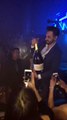 Régis ouvre un magnum de champagne à Ibiza