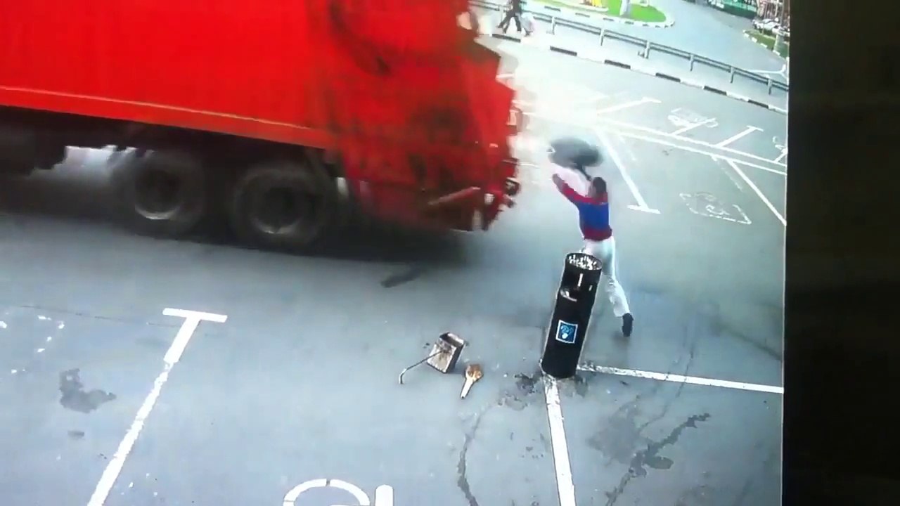 Il tente un lancer de poubelle dans le camion et se rate complètement... Pas de chance