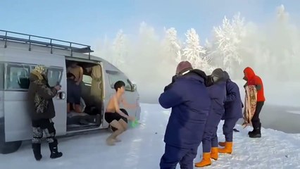 Японский турист в Оймяконе Якутия, температура воздуха в этот день была -60°C - YouTube