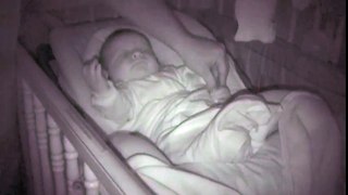 Papa venait remettre les mains de bébés sous la couverture, mais quelque chose d’étrange se produisit