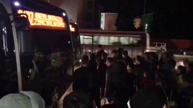 Yolcuların Dolu Metrobüs İsyanı; Seferler Bir Süre Yapılamadı
