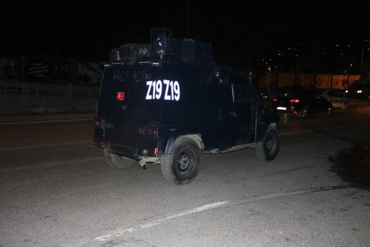 Dur İhtarına Uymayan Araçtan Yaya Olarak Kaçan Kişi Aracın Çarpması Sonucu Ağır Yaralandı