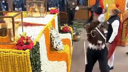 அமர்ஜவான் ஜோதியில் பிரதமர் மோடி அஞ்சலி!- வீடியோ