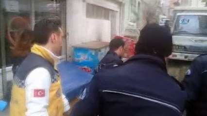 Beyoğlu'nda babasının silahıyla oynayan genç kız, kendini vurdu