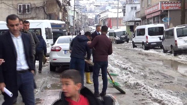 Bir yanda karla mücadele, bir yanda kaplıca keyfi