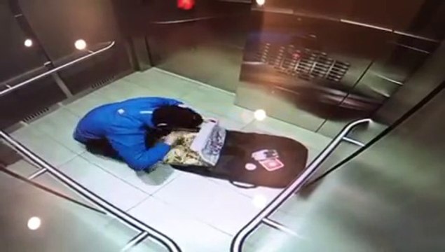 Ce livreur de pizza a eu une petite faim... et se sert sur la pizza du client