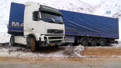 Kar Nedeniyle Kayganlaşan Yolda Tırlar Kaza Yaptı