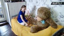 Menina russa adora ursos, bonecas e...cobras!