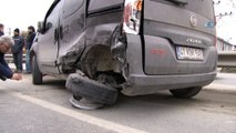 Otomobil, emniyet şeridinde duran hafif ticari araca çarptı: 1 yaralı