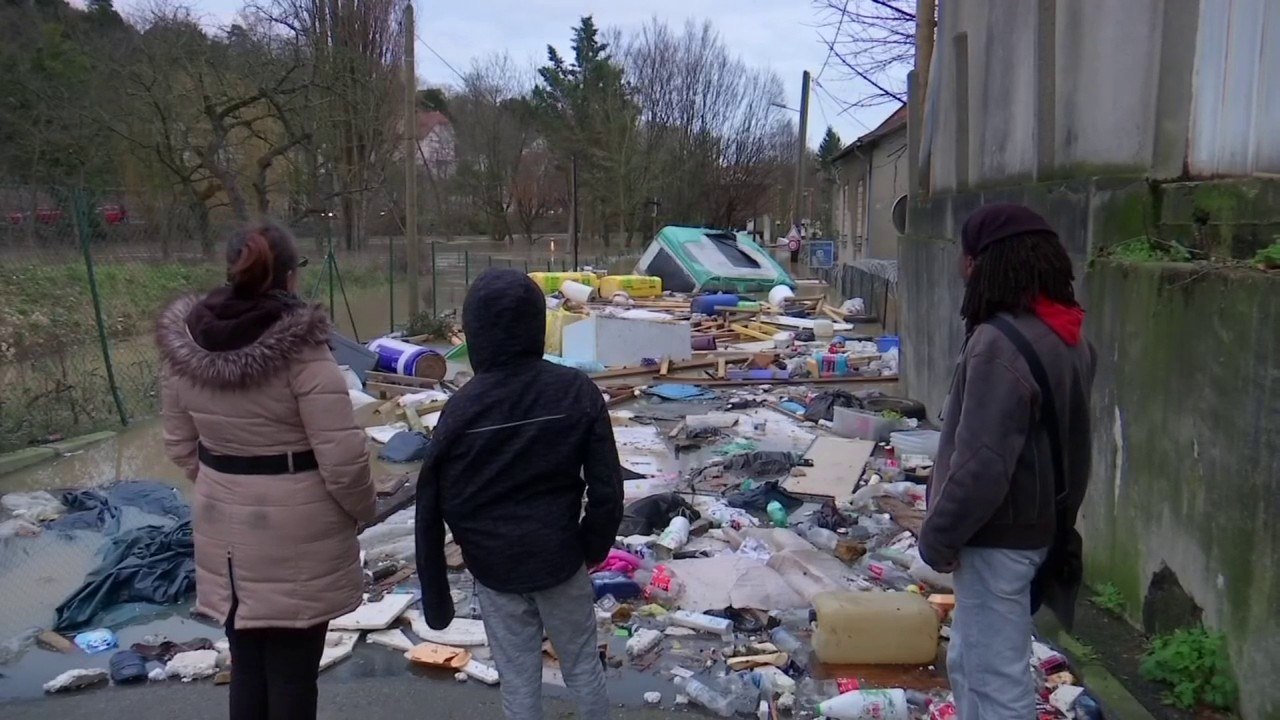 Des frigos, des bidons d'essence... la crue génère de désolantes décharges à ciel ouvert