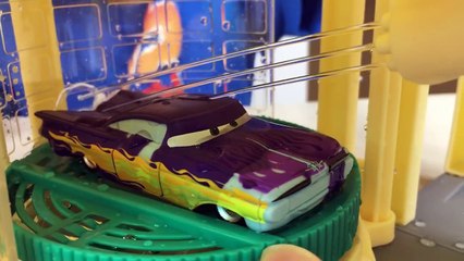 GIANT DISNEY CARS SURPRISE EGG TOYS Opening Lightning McQueen Color Changers Surprise Eggs Tow Mater