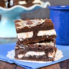 Peppermint Patty Gooey Cake Bars
