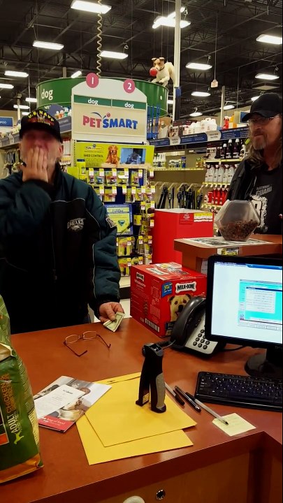 Hospitalisé, il est forcé d’abandonner ses deux chiens dans un refuge. Au moment de les récupérer, il a le coeur brisé...