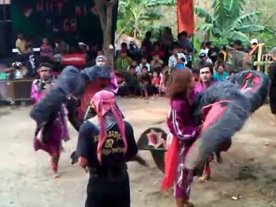 prosesi jaranan (kuda lumping) ndadi (kesurupan) ngeri- budaya indonesia asli