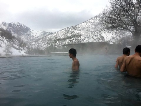 Şırnak'ta Bir Yanda Karla Mücadele, Bir Yanda Kaplıca Keyfi