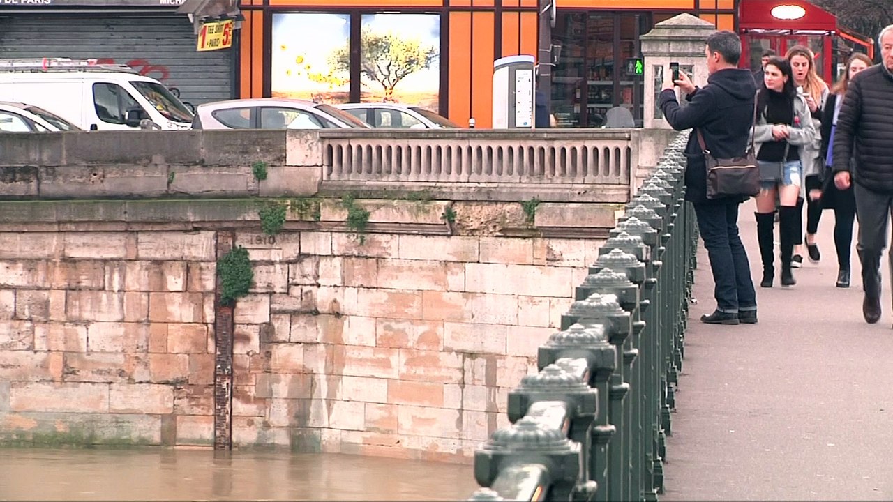 Cheia do Rio Sena faz obras de arte desaparecerem