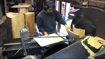 Cet homme découpe des planches à une vitesse folle