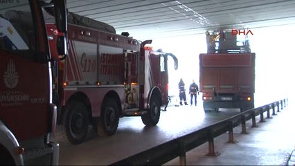 Kamyon Alt Geçide Sıkıştı