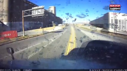 Une femme fait un violent accident de voiture en tentant un demi-tour sur l’autoroute (Vidéo)