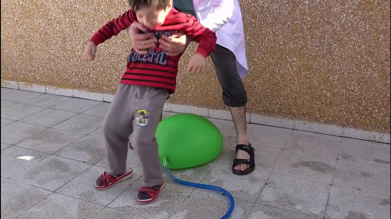 Salih ile beraber Dev su balonunu oynarken patlattık !! - GİANT BALLOONS