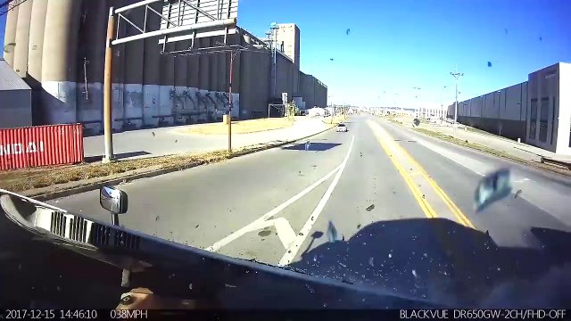 Elle provoque un accident en faisant un demi-tour