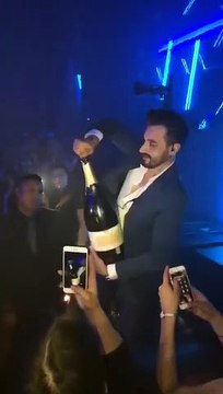 Regis se foire en ouvrant un magnum de champagne dans un club à Ibiza !
