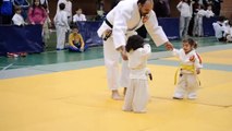 Premier combat de judo entre deux petites filles