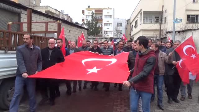 Siirt'ten Afrin'e Destek...cuma Namazı Sonrası Toplanan Vatandaşlar Askerlik Şubesine Dilekçe Verdi