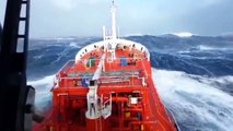 Impresionante!  Barco en mitad de una tormenta - El poder de la naturaleza