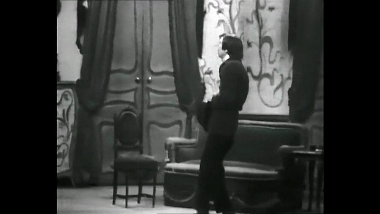 Robert Hirsch interprète le rôle de Bouzin, dans la pièce "Un fil à la patte" de Feydeau, mise en scène par Jacques Charon