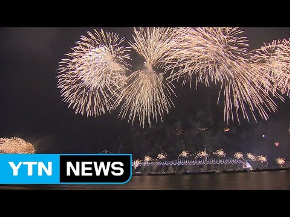 '10월의 멋진 날' 밤바다 수놓은 불꽃 향연 / YTN