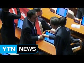 문 대통령, '현수막 시위' 자유한국당 먼저 찾아 악수 / YTN