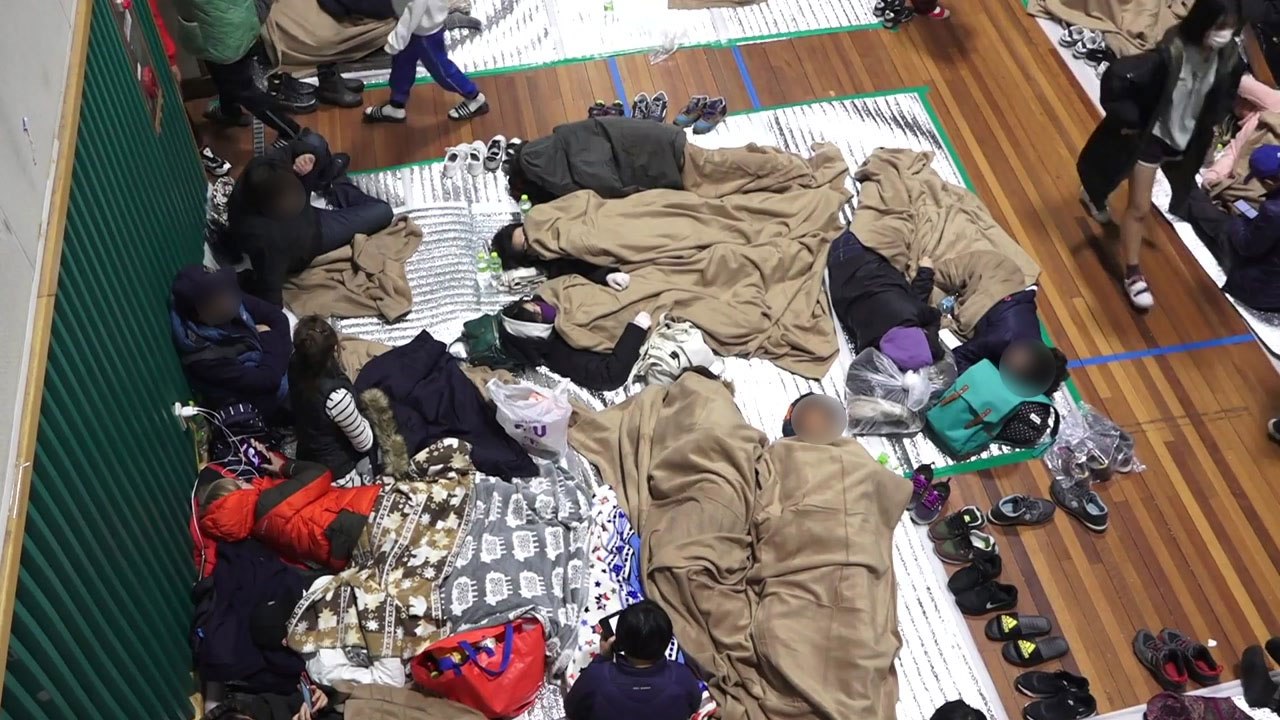 체육관 바닥 담요 덮고 쪽잠..."집에 가기 무섭다" / YTN