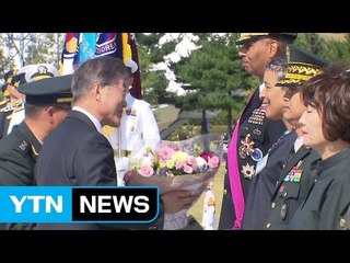 훈장 수여자 부인에게 꽃다발...구축함 식당에서 장병들과 오찬 / YTN