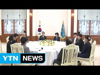 추석 앞두고 유족 만난 문재인 대통령 "전사·순직자 국가가 기억" / YTN