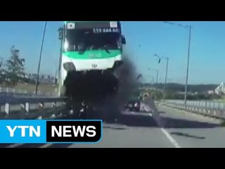 [단독영상] 분리대 넘어 튀어 오른 버스...긴박했던 순간 / YTN
