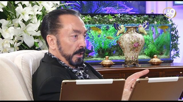 Münafık İslam'a, Kuran'a uygun olmayan işler yapar ama sözleriyle insanları aldatmaya çalışır