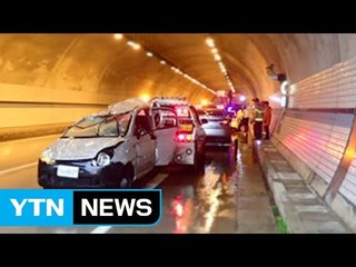 고속도로서 빗길에 넘어진 승용차 들이받아 5명 사상 / YTN