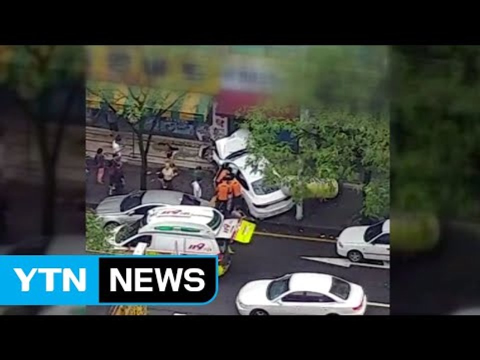 도로 달리던 승용차 인도 넘어 상가로 돌진 / YTN