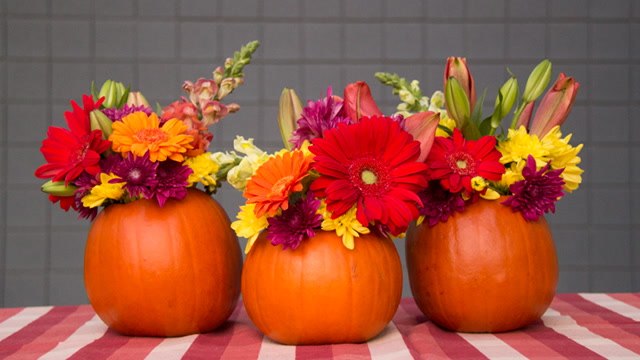 Pumpkin Centerpieces To Liven Up Thanksgiving Tables