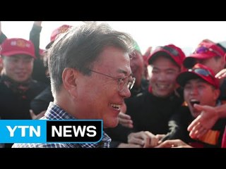 문재인 대통령, 해군사관학교 생도들과 기념사진 / YTN