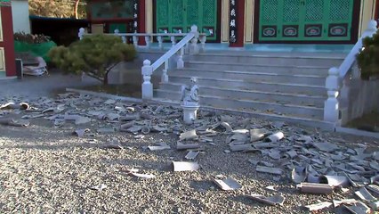 포항 진앙지 인근 사찰 기왓장 '와르르' / YTN