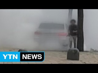 건물 나오다 갑자기 '쿵'...가로수 들이받아 / YTN