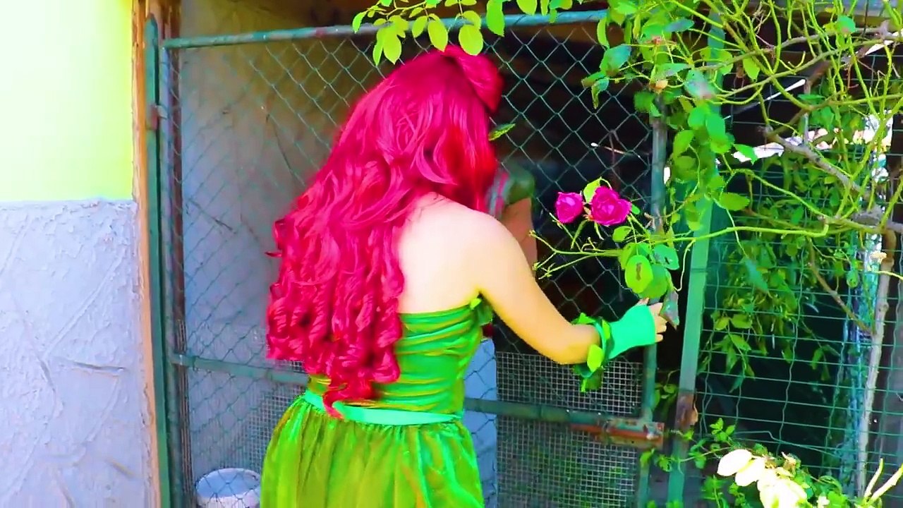 Hulk gets a RED HEART Magic Spell? w/ Frozen Elsa Spiderman Poison Ivey Pink Spidergirl Super fun
