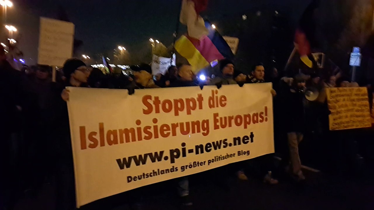 2 Israel-Fahnen auf dem faschistischen Bärgida-Marsch am 19. Januar 2015 um 19:37 Uhr, Video 1