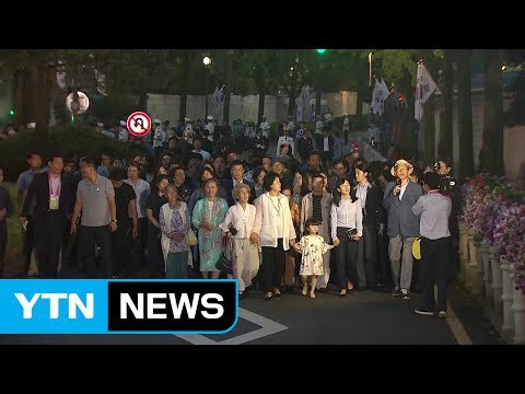 靑 주변 길 전면 개방... 49년 만의 한밤 산책 / YTN