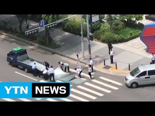 [영상] 도로 위 사고...도움의 손길 전한 시민들 / YTN