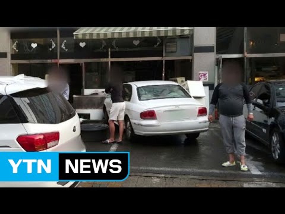 승용차 차량 2대 들이받고 식당 돌진...1명 다쳐 / YTN