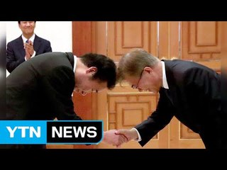 문재인 대통령-이낙연 총리, 하트 악수 '훈훈' / YTN